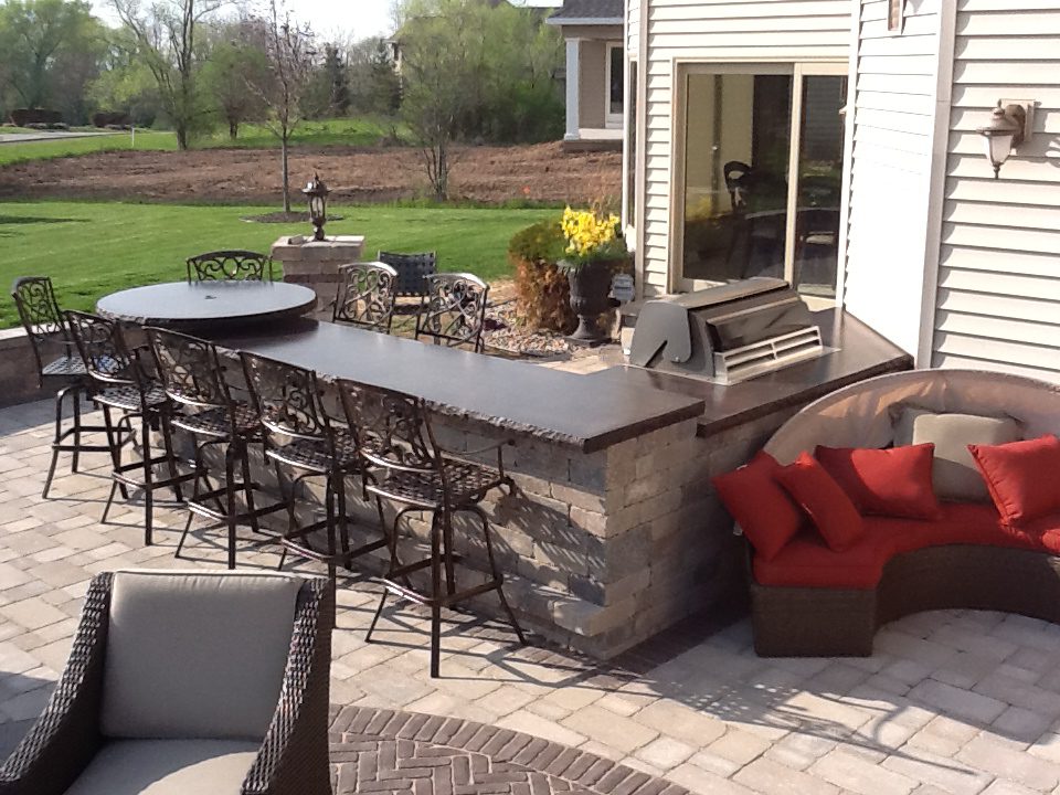 patio with stone bar with seats and built in grill