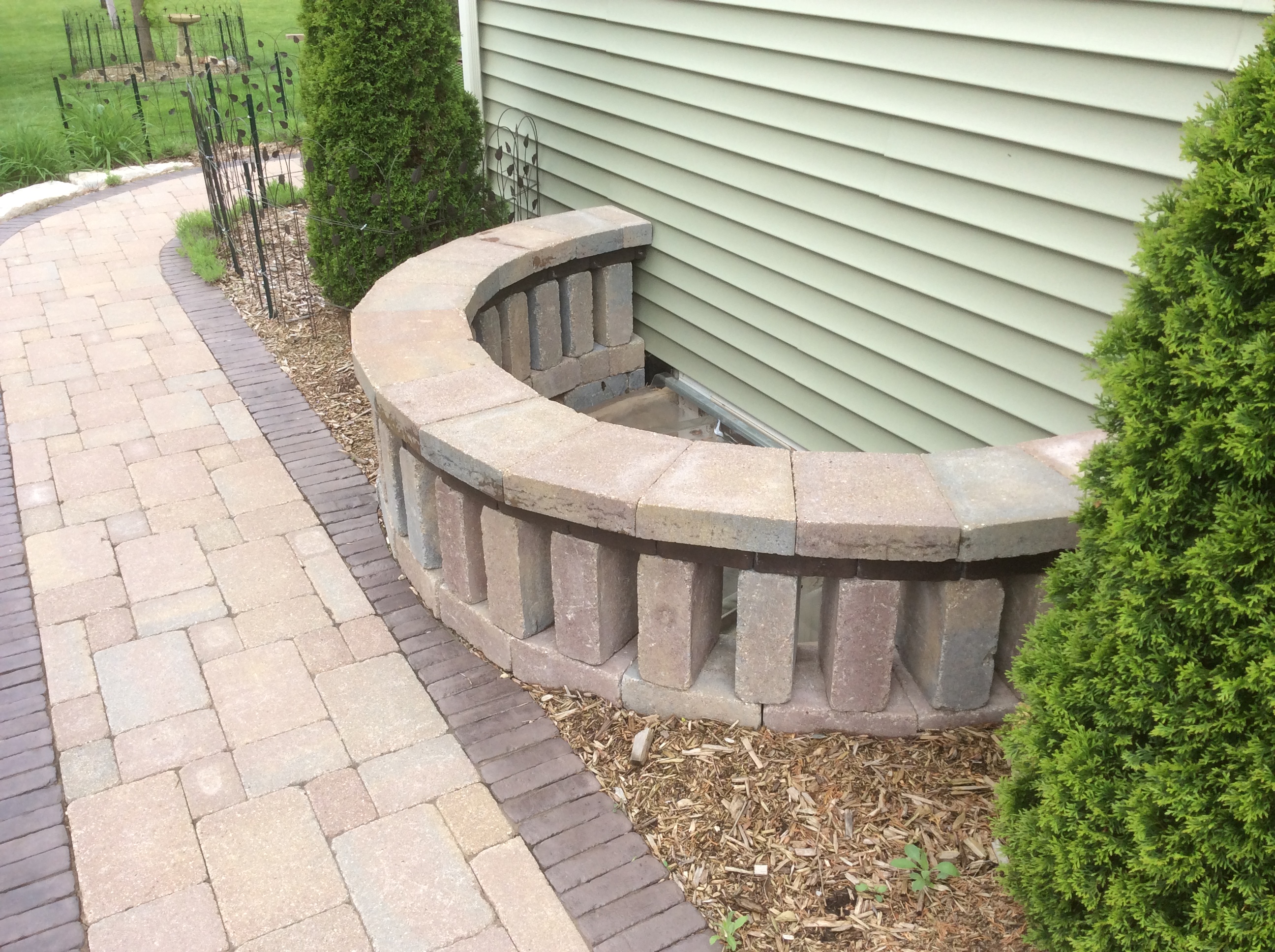 small decorative sit wall semi-circle next to house for landscaping